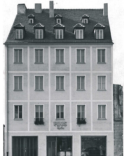 Gebäude von Pixis - Neubaustrasse Frontansicht (schwarz weiß)