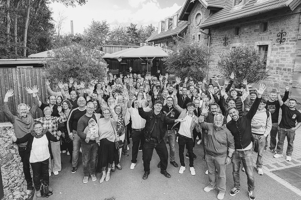 Gruppenfoto 100 Jahre sw lachend