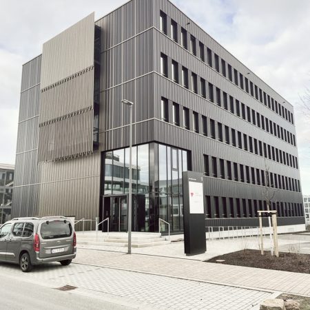 Projektreferenz von Elektro Pixis - OEK Aussenansicht von der Straße