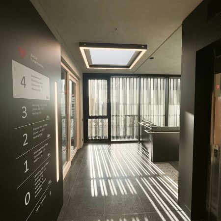 Projektreferenz von Elektro Pixis - OEK Deckenbeleuchtung im Gebäude